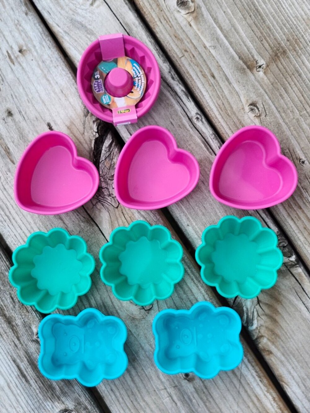 RAMA Designs Baking Cups Lot of 11 Hearts Scallops Gummy Bears